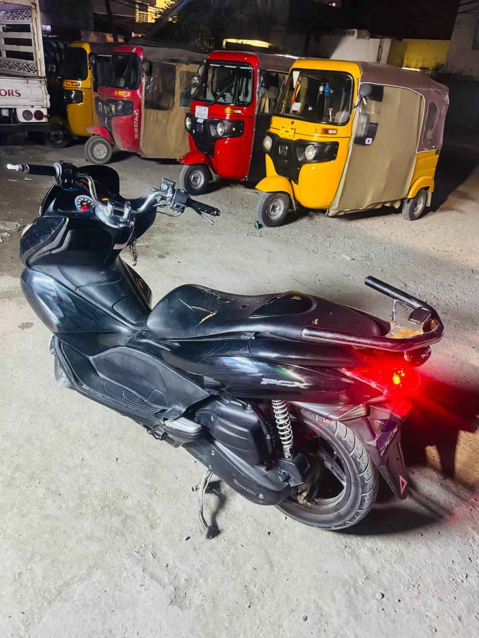 سلام عليكم دراجه 125 pcx  جيل الاول  دراجه مكفوله  مكينه تخبل  مامفتوح برغي    حساس ازدحام   حساس استان كله شغال ما عدى شخوط بصيطه.  مدينه الصدر ***********
