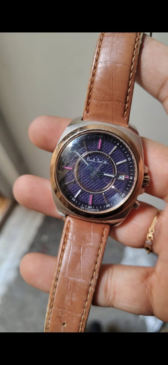 نادرة وماكو بالعراق منها
⌚ للبيع: ساعة Paul Smith (إصدار خاص مميز) ⌚
 الماركة والمنشأ: ساعة Paul Smith إنجليزية فاخرة، بماكينة يابانية أصلية 100% من شركة Citizen.
 التكنولوجيا الذكية (Radio Controlled): الساعة تحتوي على ميزة استقبال موجات الراديو، يعني تضبط الوقت والتاريخ تلقائياً على الأقمار الصناعية ومحطات التوقيت بدون ما تحتاج تقدمها أو تأخرها بإيدك.
 نظام الطاقة: تعمل بالطاقة الضوئية (Solar-Tech) تشحن من أي ضوء وما تحتاج تبديل بطارية نهائياً.
 التصميم: مينا بنفسجي ملكي مميز جداً، إطار روز غولد (Rose Gold)، وسير جلد طبيعي بني.
 المقاومة: مقاومة للماء حتى عمق 100 متر (10BAR).


**إذا كنت صاحب هذا الإعلان وتريد حذفه لأي سبب، رجاءا أرسل رسالة إلى الدعم الفني**