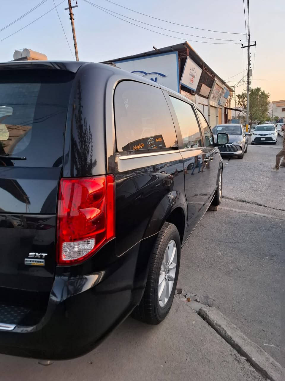 دوج كرفان موديل 2019
✅مواصفات SXT
✅بيبان كهرباء 
✅جنطة كهرباء 
✅داخل اسود +اصفر 
✅كشنات جلد 
✅تشغيل عن بعد 
✅شاشة 
✅كاميرة 
✅نضام ECO
بس الدعامية المامي صبخ بدون دواخل بدون ايرباك بدون حادث  
السيارة  مثل الصورة  بدون نقص و جاهز و نضيف 
سنوية جديد لوحة جديد هزة جديدة 
حدادية تخم تاير جديدة 
گير محرك شرط ما مفتوح 
للاستفسار السعر 
مكان السيارة سليمانية 
***********
