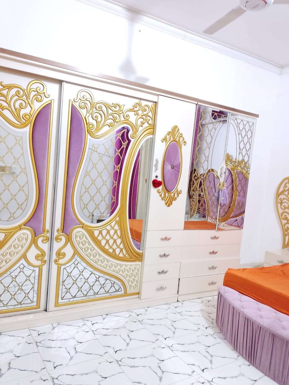 غرفه تركيه خشب قوي ونوعيه زينه جديده كلش ونضيفه زلغ واحد مابيه متكونه من ٩ قطع  سعره مليون والدوشك سعره اب ١٠٠ اطيك بي ضمان مكاني شطره الشراي يتصل ***********
