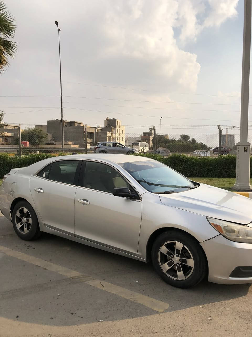 السلام عليكم
تحية طيبة للجميع 
للبيع ماليبو 2013 وارد امريكي 
مكينة-2500 
كير - AT 
السنوية - 2030 
الهزة جديدة شهر الثامن تنتهي 
السيارة مسويلها ادامة كاملة كير مكينة ضفيرة  كفاله عامة
السيارة مصبوغه عام بسبب الجراد و الشخوط اكفلها الك من الحادث القوي و الكلبة و الكصه و الشواصي و اللغود  و عندي صورها قبل الصبغ 

السعر —80 ورقة و بيها مجال 
مكاني—بغداد 
رقم التلفون-***********
