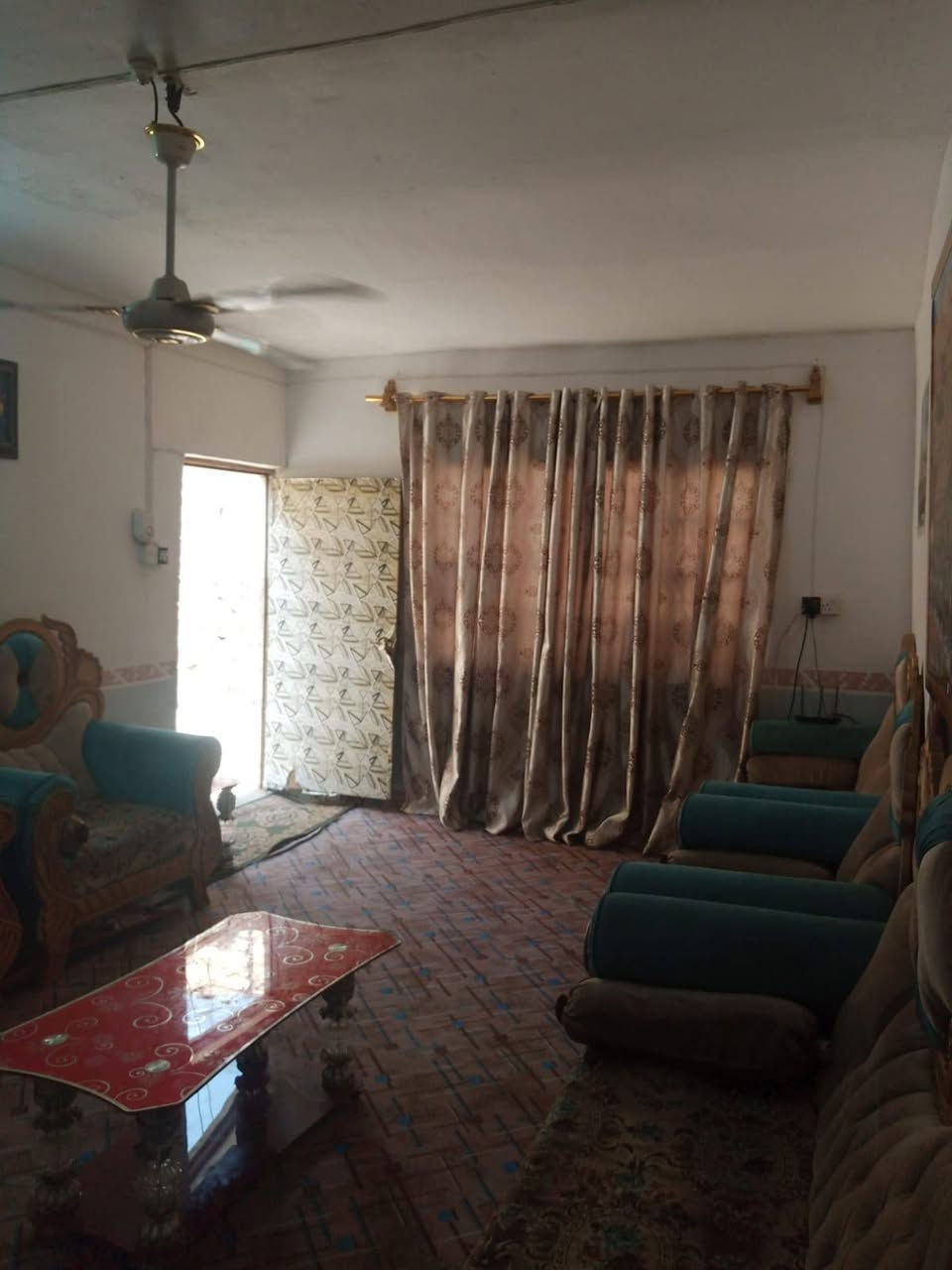 بيت للايجار بحي العامل قرب سوق الوسط ثاني بيت عن الشارع بيه غرفه وستقبال وصاله وصحيات وكراج سياره الهاتف ***********
