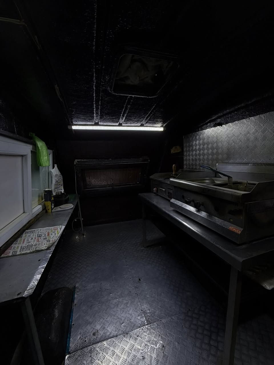 السلام عليكم
مطعم للبيع مع كافه الملحقات 
المطعم متنقل ويا غراض خير من الله 
قلايه گريل ثلاجه مبرده وغراض نواعم بعد هواي 
السعر مليونين وبي مجال  
العنوان بغداد حي العامل 
***********
