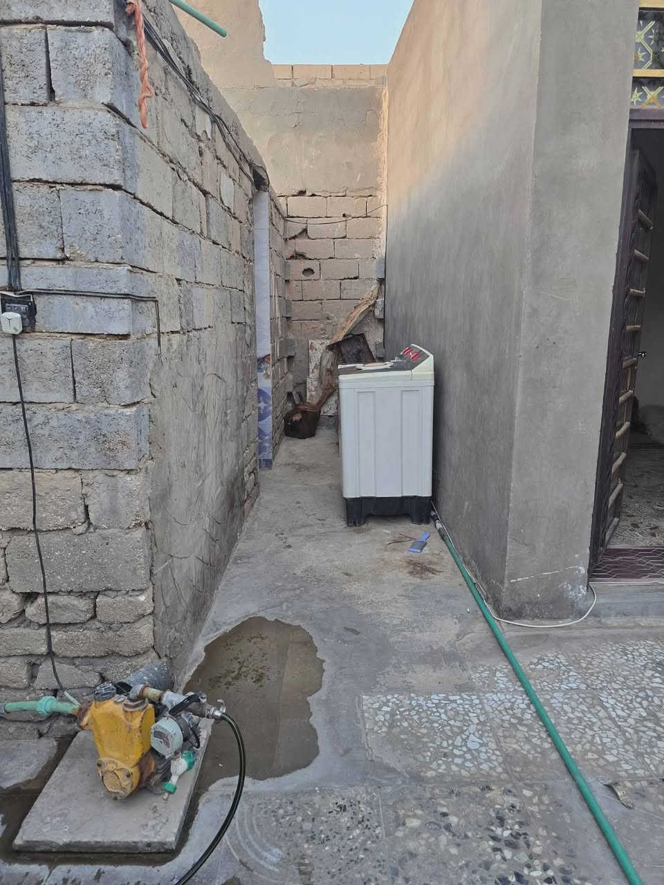 بسم الله الرحمن
بيت للبيع ناحيه الرضويه الثانيه 
مساحه البيت 180متر 
يبعد عن الشارع العام ٩٠ متر 
يحتوي على غرفتين وصاله
ستقبال مطبخ صحيات داخليه وخارجية 
كراج سياره 
وجهه ٩ متار 
البيت بناء حديث 
السعر ١١٠ بي مجال 
التواصل واتساب تصال 
***********

