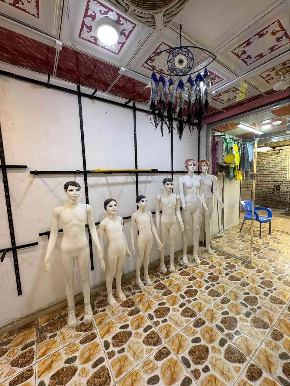 ديكور محل ملابس للبيع 
ملكانات مع ميز مكتبي
العماره ابو رمانه *********** عمارة, ميسان
