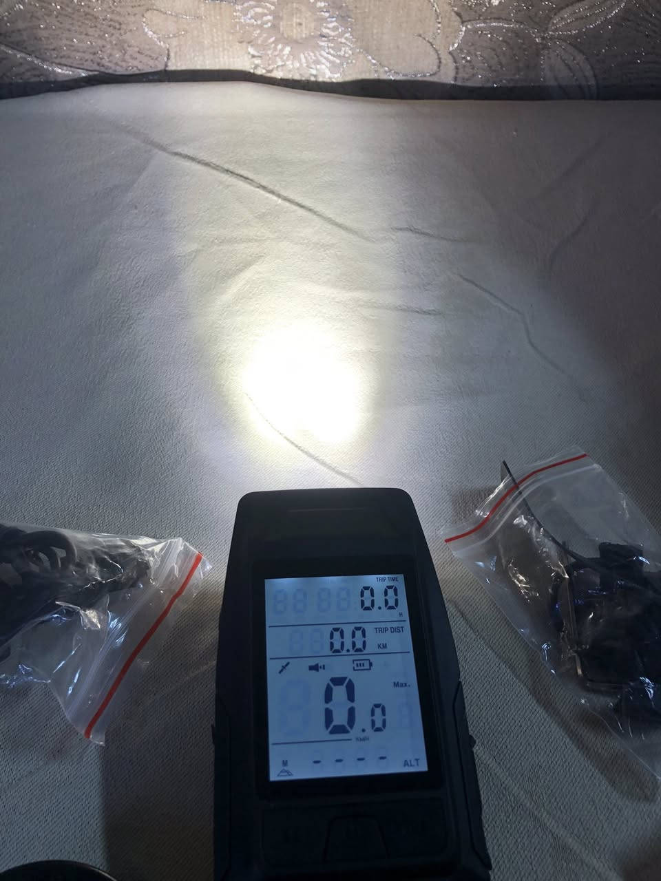 السلام عليكم
جهاز كمبيوتر دراجة (Bike Computer) — يتركب على البايسكل ويعرض معلومات أثناء القيادة 🚴‍♂️

 • 📊 يقيس السرعة (Speed)
 • 📏 يحسب المسافة (Distance)
 • ⏱️ وقت الرحلة
 • 🔦 بيه ضوء أمامي (Headlight)

القطع اللي وياه:
 • قواعد تثبيت للدراجة
 • حساس (ينركب على الدولاب)
 • مغناطيس (حتى يقيس السرعة)
السعر ٢٠


**إذا كنت صاحب هذا الإعلان وتريد حذفه لأي سبب، رجاءا أرسل رسالة إلى الدعم الفني**