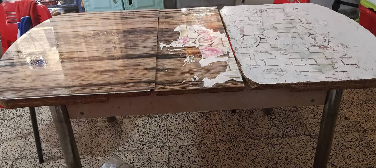 ميز للبيع سعرا 60الف  وبي مجال طولة 2 متر وبي تصغير للميز يصير متر ونص طوله مكان حي الجهاد بغداد الاتصال على هذا الرقم ***********
