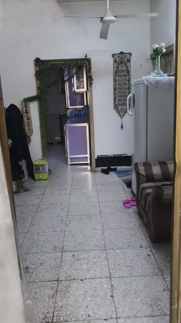 بيت بناء جديد بمنطقة الحسينية، شارع المدارس. المساحة ١٢٥ متر مربع. يحتوي على طابقين:
الطابق الأول: استقبال، وهول، وغرفة نوم، ومطبخ.  
     الطابق الثاني: ٣ غرف نوم، وصحيات، وبيتونه جانبية.  
***********
***********
