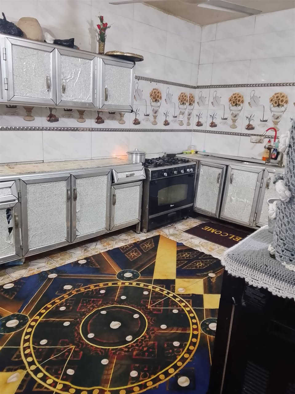 دار لبيع  طابق ونص قبل السكه فرع حسينيه زينب الحوراء مقابل قطاع السابع بي غرفه واستقبال ومطبخ وحولي وغرفتين فوك السطح السعر 95 وبيه مجال لتواصل على الرقم التالي ***********
