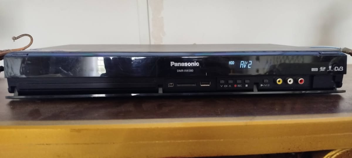 للبيع..ديفدي بلورايت panasonc  HDMI يحتوي على هارد 500GB عرض و تسجيل من الديفدي الى الهارد و بالعكس ويسجل من فديو كاسيت على الديفدي او الهارد الداخلي.ويسجل من الستلايت على الهارد او الديفدي بسرع  تسجيل SP/LP/EP يحتوي على مدخل انترنيت لوجود تطبيقات مثل اليوتيوب و نتفلكس ومدخل USB ومدخل لتسجيل الكامره..مع ريمونت الاصلي..


**إذا كنت صاحب هذا الإعلان وتريد حذفه لأي سبب، رجاءا أرسل رسالة إلى الدعم الفني**