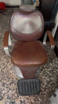 كرسي حلاقة • مرتب ونظيف • تعديلات بسيطة