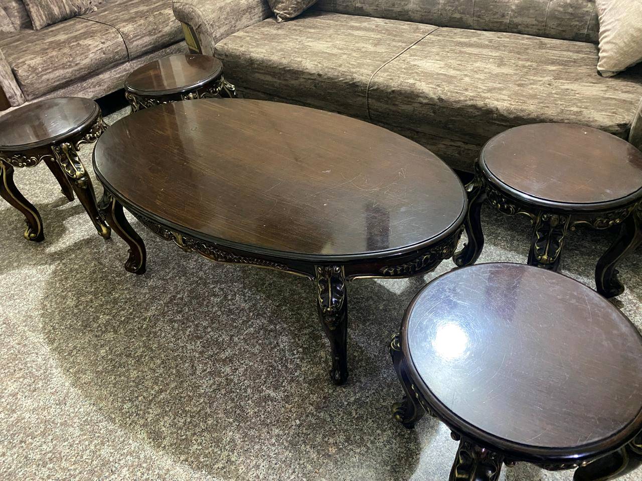 

غرفة صالة جميلة للبيع تتكون من 3 كنتورات كبيرة وكنب مريح و5 طاولات خشبية منجدة بديكور رائع. الخشب بلمعان مميز وتصميم أنيق يتناسب مع مختلف الديكورات الداخلية. الغرفة تشمل أيضًا جهاز خياطة صناعي. جميع الأغراض بحالة ممتازة.