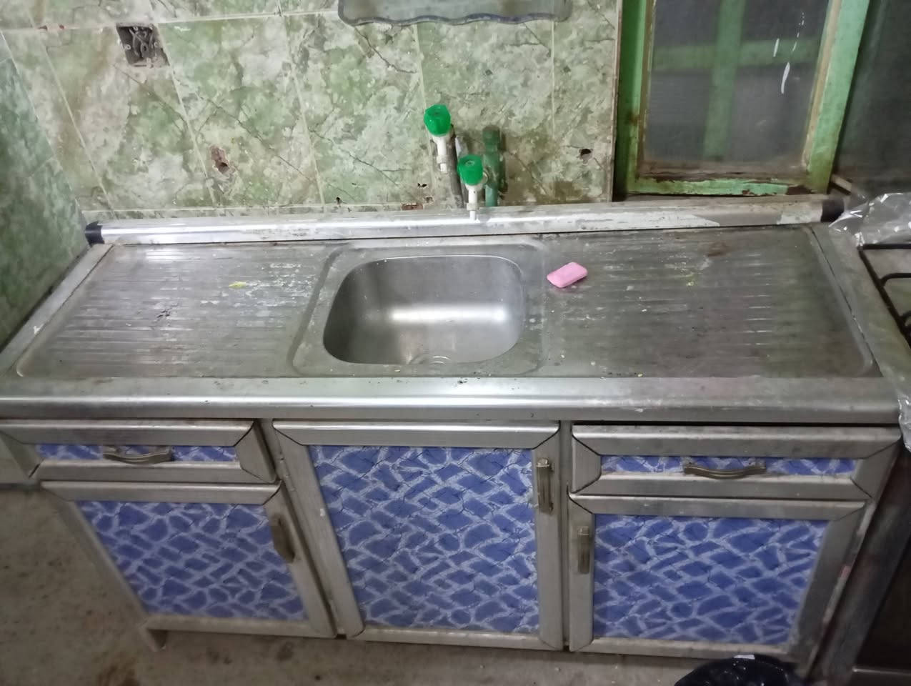 كاونتر ٣ قطع ابو ٣ بيبان للبيع نظيف مابي خياس ...سعره ٢٠٠ مكاني بغداد حي الجهاد الملحانية ... *********** بي واتساب

