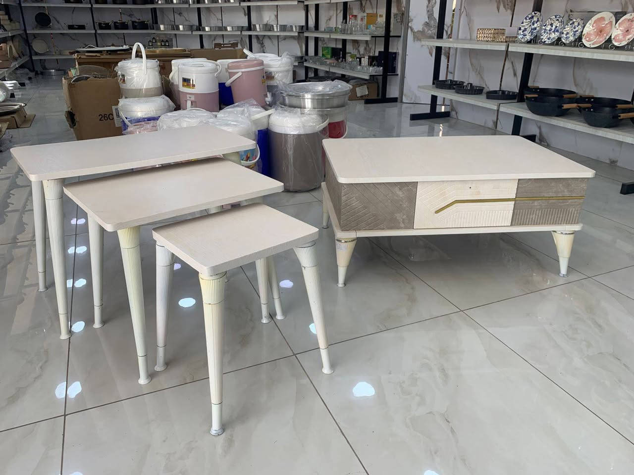 تصفيه 50%
 جمله 35دينار بدلاً من 100 دينار
🚨 اجور التوصيل لهاذا الطقم 4 دنانير  🚨

طقم طاولات سيرفيس صناعة تركية🇹🇷 مكون من طاولة وسط كبيره + ٣ طربيزان🔥🔥

✨ تصميم أنيق يجمع بين البساطة والفخامة
✨ خامة خشب عالية الجودة مع أرجل بتفاصيل ذهبية

🔸 القياسات:
 • الطاولة الوسطى: 90×60 سم، ارتفاع 40
 • السيرفيس:
 ▪ الكبير: 70×40 سم، ارتفاع 55
 ▪ الوسط: 50×40 سم، ارتفاع 47
 ▪ الصغير: 32×28 سم، ارتفاع 43
يتوفر بعدة ألوان مميزة تناسب جميع الأذواق والديكورات:
خشبي 🤎– أبيض 🤍– رمادي 🩶– أسود 🖤–

✔ مثالي للصالون والمجالس
✔ عملي، متداخل، ويوفر المساحة
✔ تشطيب أنيق يلفت الأنظار
سنتر


**إذا كنت صاحب هذا الإعلان وتريد حذفه لأي سبب، رجاءا أرسل رسالة إلى الدعم الفني**