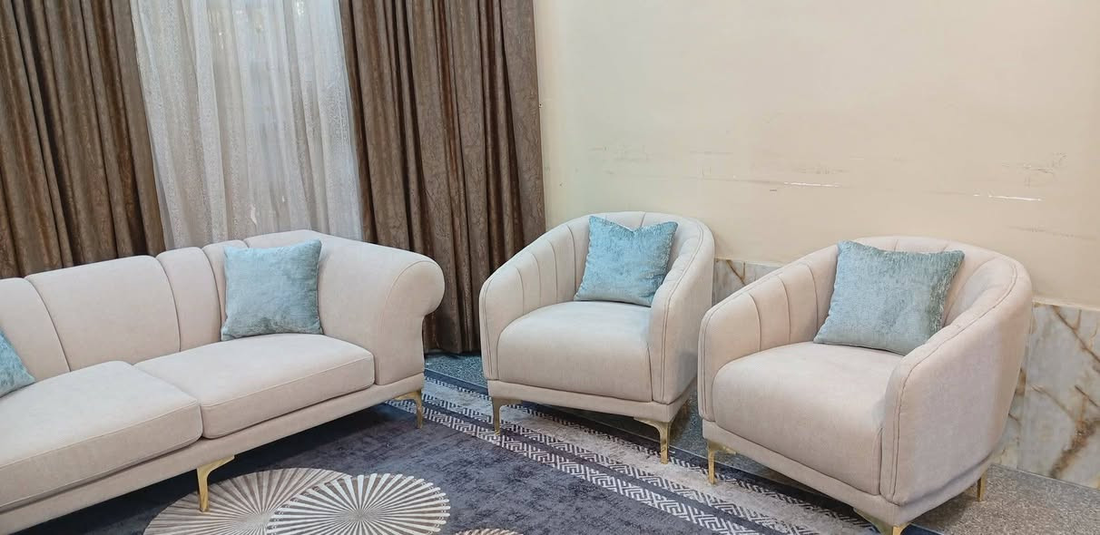 السلام عليكم تخم من البرونز للبيع غير مستخدم موجود الوصل اشترينا قبل كم يوم السبب كبير جدا على الصالة السعر ٨٠٠وبي مجال قليل 
ثقيل جدا تكمة مقاعد منفصلة تنغسل موجود الوصل مالتة للاتصال على الواتساب 
***********
