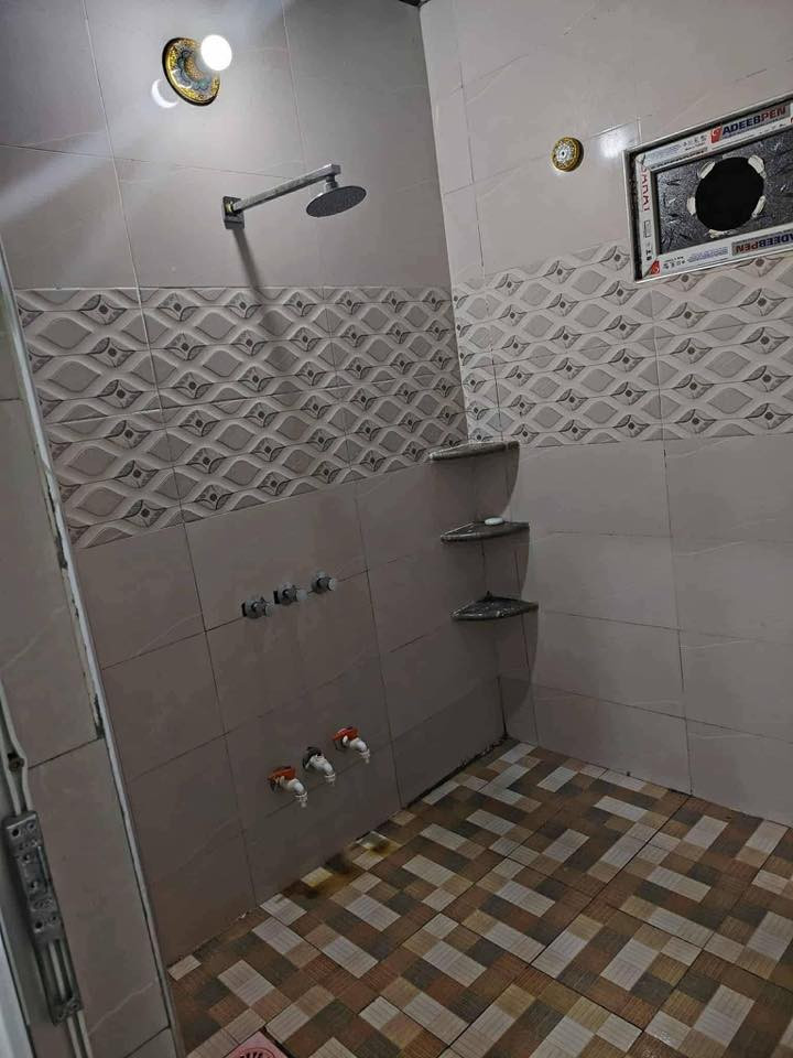 يا الله بيت البيع ٢٠٠ متر طابقين مكانه النجف مجمع بيتي ٢ قريب عله مجمع السلطان شارع 60 البيت شارع ١٥  تبليط سند حر طابو صرف يتكون شغل ‏درجة أولى مال جناي صب كونكريت الساس وسكف طابوك جمهوري
سعر البيت مناسب 160 مليون وبي مجال 
————————————————————————
طابق الرضي 🏡
ستقبال
  صاله 
مطبخ 
غرفتين 
منور 
صحيات عدد ثنين
————————————————————————
طابق الثاني 🏠
صاله 
غرفتين 
صحيات 
الصطح مطبك شتايكر 
————————————————————————
الاستفسار *********** واتساب موجود
