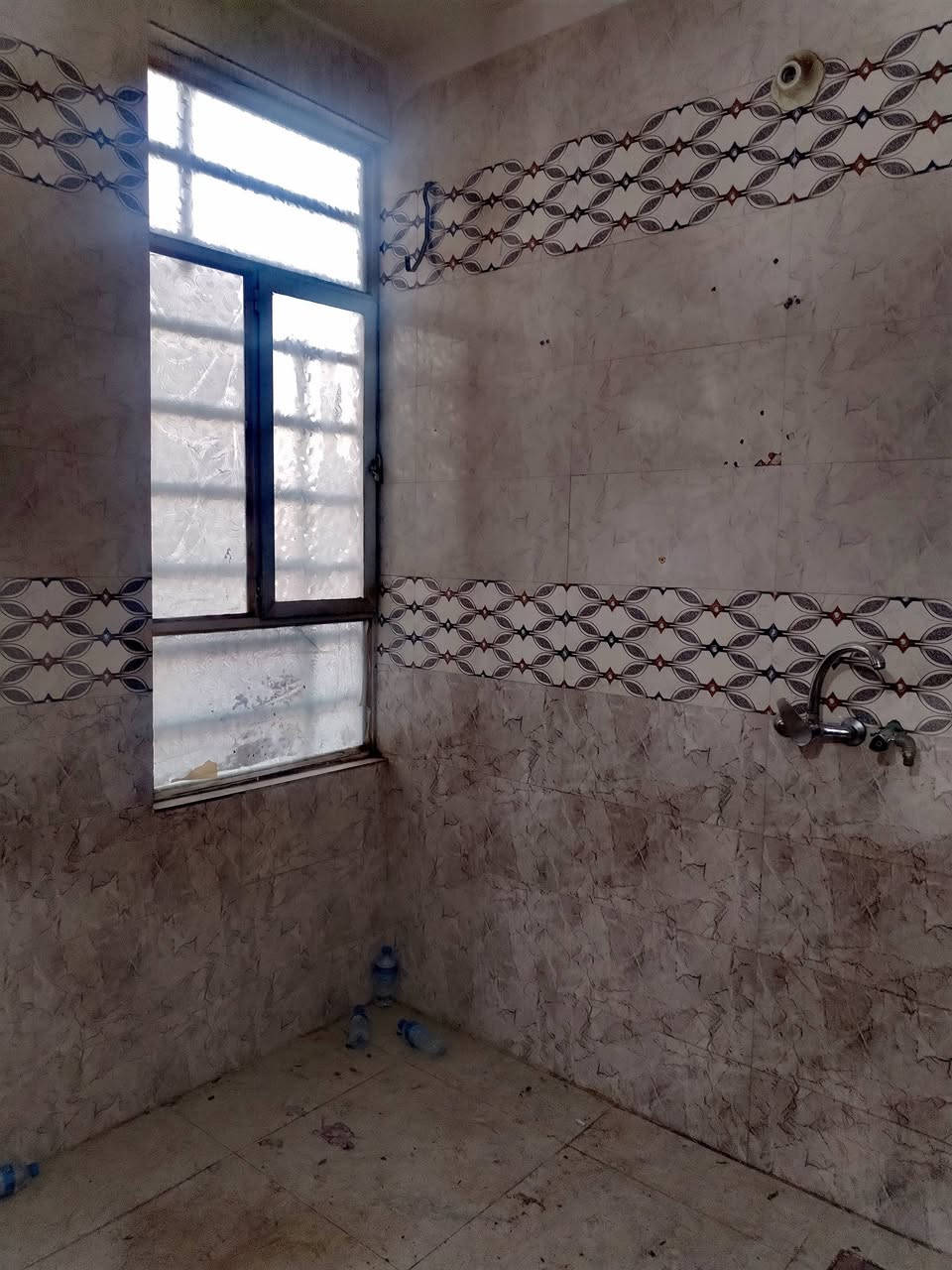 بيع دار  50 م بسعر جوه السوك 40 مليون فقط قفل بدون عمله موقعه ملحق حي الاخلاص من جهة نهر الهنيديه المبطن قرب اسواق توته طابو زراعي سند 25 اقرار محكمة مكاتبه مباشر مع صاحب الارض خدمات كامله للاستفسار ***********
