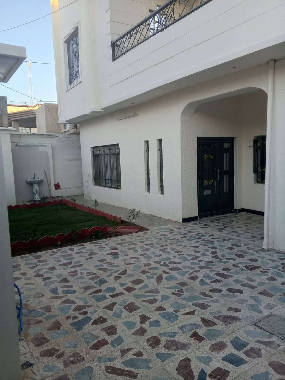 مرحبا
دار سكني حي الخضراء مربع حجي اسعد 
المربع الأول 
قرب الثلاجة 
المساحة ٣٠٠ متر 
عرض الشارع ١٠ متر 
الواجهة ١٥ متر 
النزال ٢٠ متر 
الدار حاليا فارغ 
محدث 
طابقين غرفتين جوه 
٣ غرف فوك 
ملحقات كاملة 
نوع السند من صاحب التمليك حصرا
السعر عل خاص او الاتصال ***********
