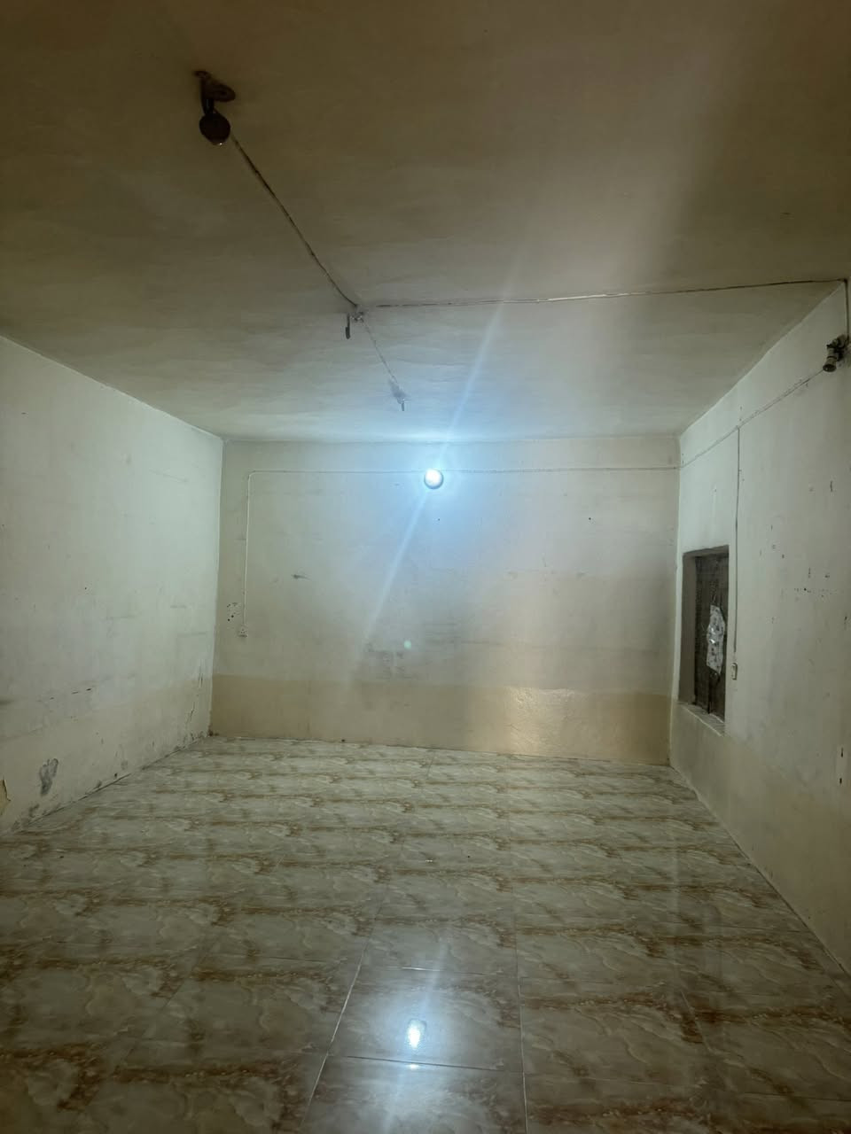 السلام عليكم 
بيت للايجار في التحرير قرب شارع بيت كمبش  غرفتين نوم لكن المطبخ خارجي سعر الايجار 275وبي مجال للتواصل 
***********
