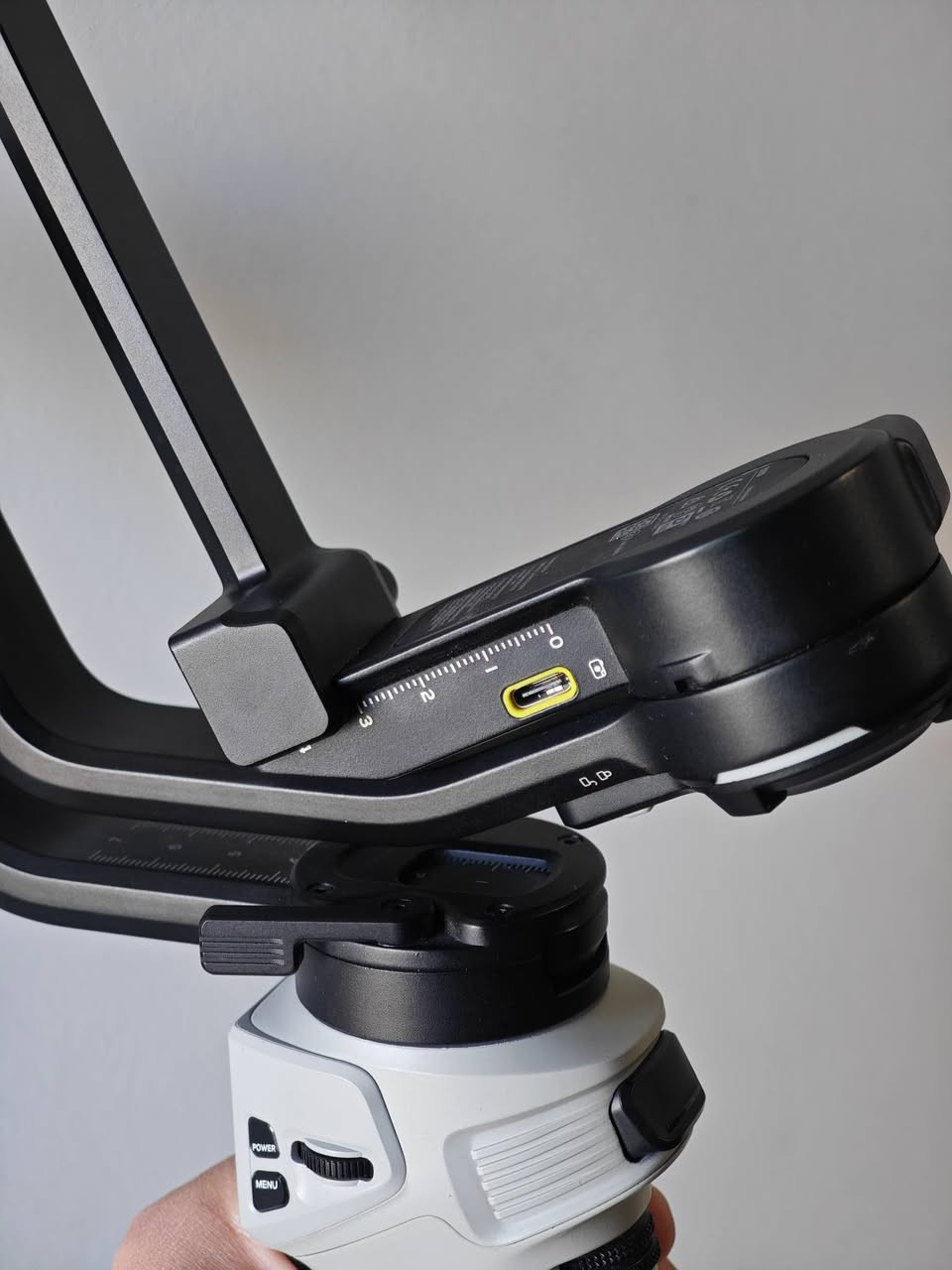 للبيع - مستعمل (جديد جدا)
مانع اهتزاز من شركة ZHIYUN

CINEPEER Weebill 3E

المميزات:
• وزنه خفيف جدا مريح بالتصوير
• يعمل على جميع الكامرات يتحمل وزن 3 Kg
• اني مستعمله على كاميرا Sony FX3 ونتائجه رهيبه

سبب البيع: 
بعت الكاميرا فبعد ما احتاجه

السعر:
(250 الف) 
اتذكر اشتريته ب330 الف حاليا سعره بالشركة 300 الف


**إذا كنت صاحب هذا الإعلان وتريد حذفه لأي سبب، رجاءا أرسل رسالة إلى الدعم الفني**