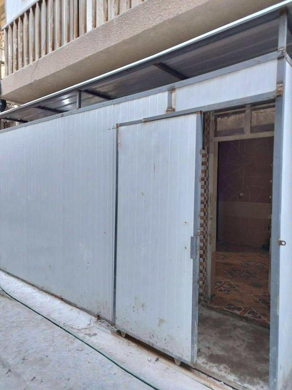 شقة للبيع طابق ارضي مساحتها 40 متر طابو صرف طابو صرف تحويل مباشر مكانها المشتل نهاية شارع المطبك قرب المجلس البلدي غرفه وصاله وحمام ومطبخ وطرمة صغيرة سعرها 40 مليون قابل للتفاوض حالياً ماجرة ب200 الف للاستفسار الاتصال على الرقم ***********
