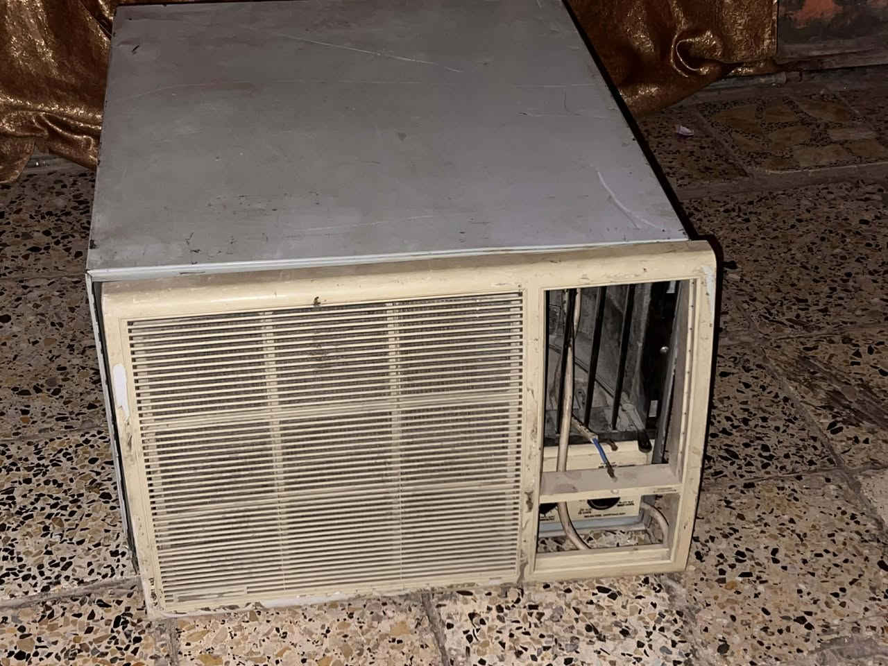 السلام عليكم مكيف مصري للبيع ثنين طن السعر ٢٥٠ وبي مجال العنوان بغداد مدينة الصدر للأستفسار ***********
