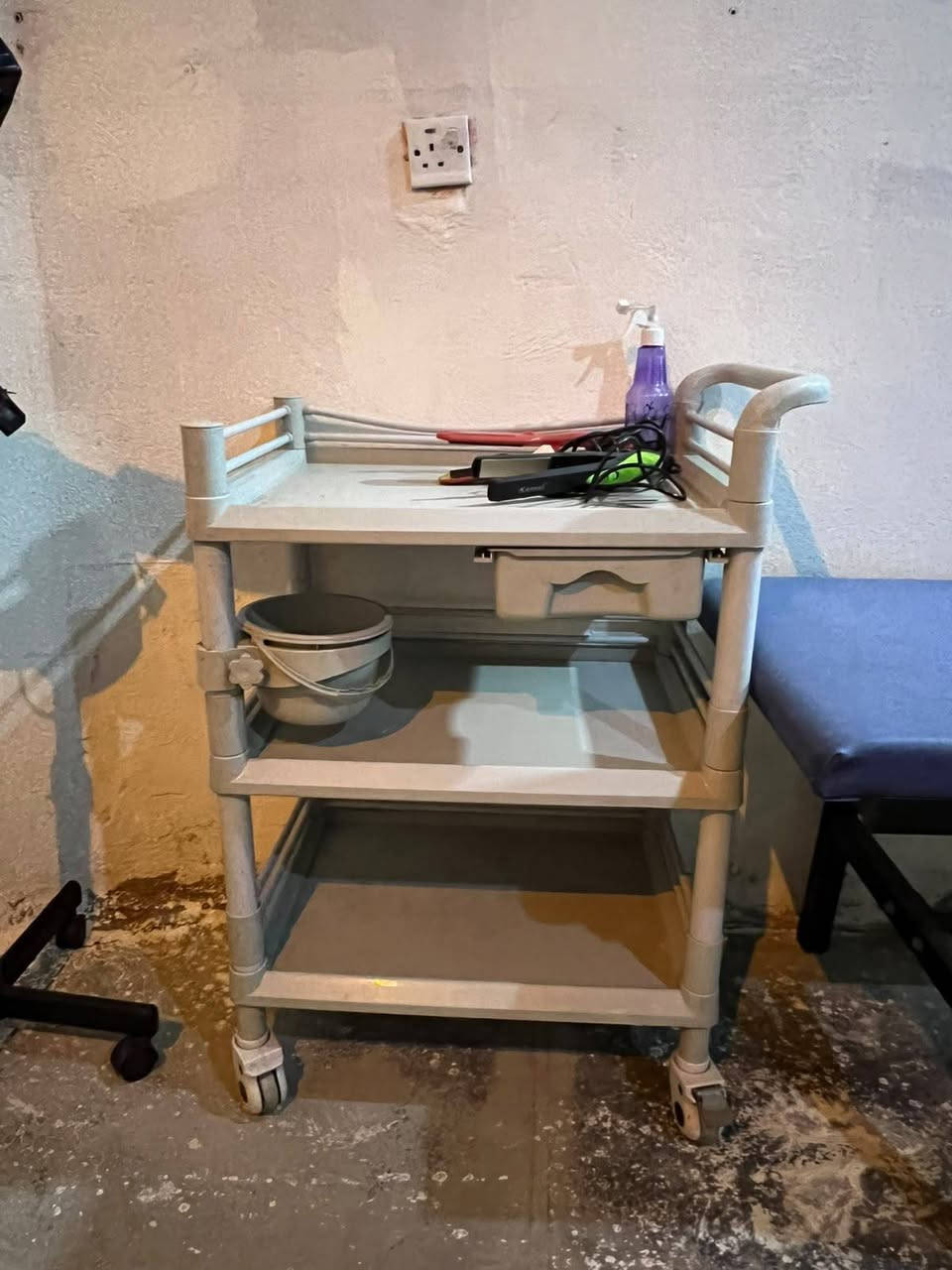 للبيع جداً مستعجل السلام عليكم اغراض صالون للبيع مرايات 2 كراسي عدد ٦ كرسي حلاقه سديه ترولي  ميز جهاز بخار بشره  جهاز كب للشعر  ستول صغير  مغسله شعر  للتواصل واتساب ***********

