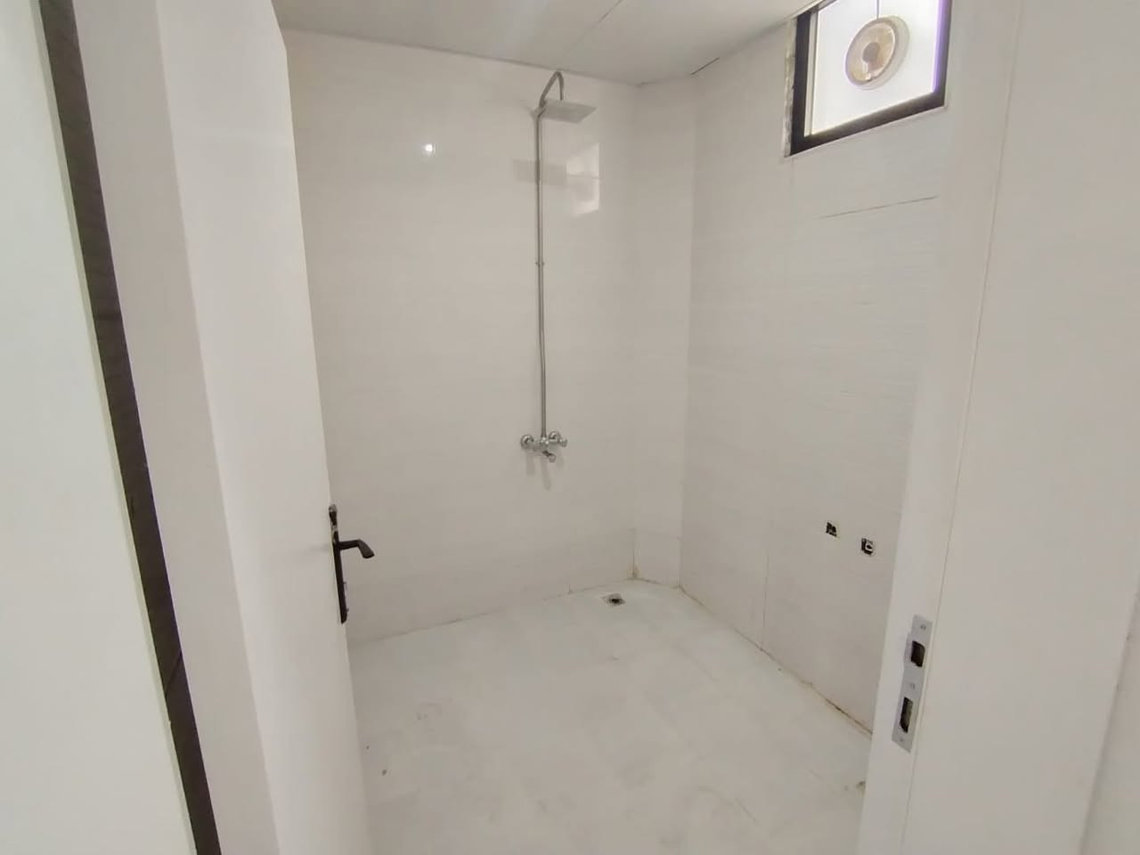 بيت ٢١٠ متر طابقين للايجار الطابق الأرضي استقبال مطبخ وصحيات حديقة الطابق الثاني ٣ غرف نوم وصحيات
يقع في مجمع رويال ستي طريق أربيل خلف مطعم عبدالله إيجارة ٢٥٠ الف نهايتة
للاستفسار 
***********
