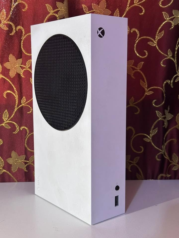 السلام عليكم شباب، معروض للبيع جهاز إكس بوكس سيريس إس (Xbox Series S) نظيف كلش هواي، الجهاز استعمال قليل وعناية شخصية خاصة وعلى إيدي.

📌 تفاصيل الاستخدام والحالة:
 فترة الاستخدام: الجهاز اشتريته بسنة 2022 واستعملته أقل من سنة (استعمال أشهر فقط)،    ومن يومها مخزون بعناية،     
يعني الجهاز بعده بنشاطه.

 الفحص والصيانة: الجهاز والجوّيستك *ما مفتوحين نهائياً*ولا داخلين صيانة ولا مصلحين، وعلى وضع الشركة (ستيكر الوكالة موجود).
 الملحقات والتغليف:الجهاز كامل متكامل ويجي مع كارتونته الأصلية بكامل نشأتها وتغليفها الداخلي الكرتوني، وأكياس الحماية والكتيبات. كل غراضه أصلية (اليد الأصلية ونظيفة جداً وبدون أي فضاوه + واير الباور الأصلي + واير الـ HDMI عالي السرعة الأصلي).

 🔍 للأمانة التامة ولإبراء الذمة (موضح في صور.):
الجهاز كأداء وتشغيل زيرو وسريع جداً، لكن للأمانة يحتوي السطح البلاستيكي الخارجي على **شخوط شعرية سطحية** (موضحة بدقة في صورة) نتيجة المسح والتحريك الخارجي، وهي شخوط ظاهرية فقط ولا تؤثر على الأداء نهائياً.

🎁 حساب الألعاب الملحق (تشد وتلعب مباشرة):
الجهاز يجي معاه حساب يحتوي على لعبتين أصليتين مملوكة بالكامل ودائمياً للحساب:
 1. FIFA 22⚽
 2. Forza Horizon 5🏎️ (أقوى وأحدث ألعاب السيارات)

 السعر المطلوب:400,000 دينار عراقي (وبيه مجال بسيط جداً للشراي الجاد).

الموقع بغداد 

 للتواصل:يرجى المراسلة على الخاص أو الاتصال على الرقم: [***********]

