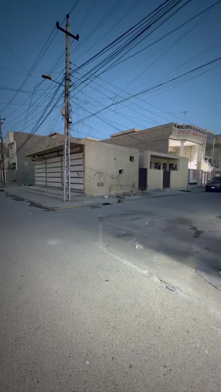 بنايه تجاريه للبيع150 متر بسعر مناسب جداً
الواجهه 10 متر 
النزال 15 متر
العنوان  حي الجهاد/الحمدانيه/شارع الحمدانيه
تحتوي على _محلات كبيرة عدد3+شقق سكنية عدد2  
طابو صرف بناء حديث مسلح موقع ممتاز/ سعر مناسب
للاستفسار الاتصال *********** 
‏
