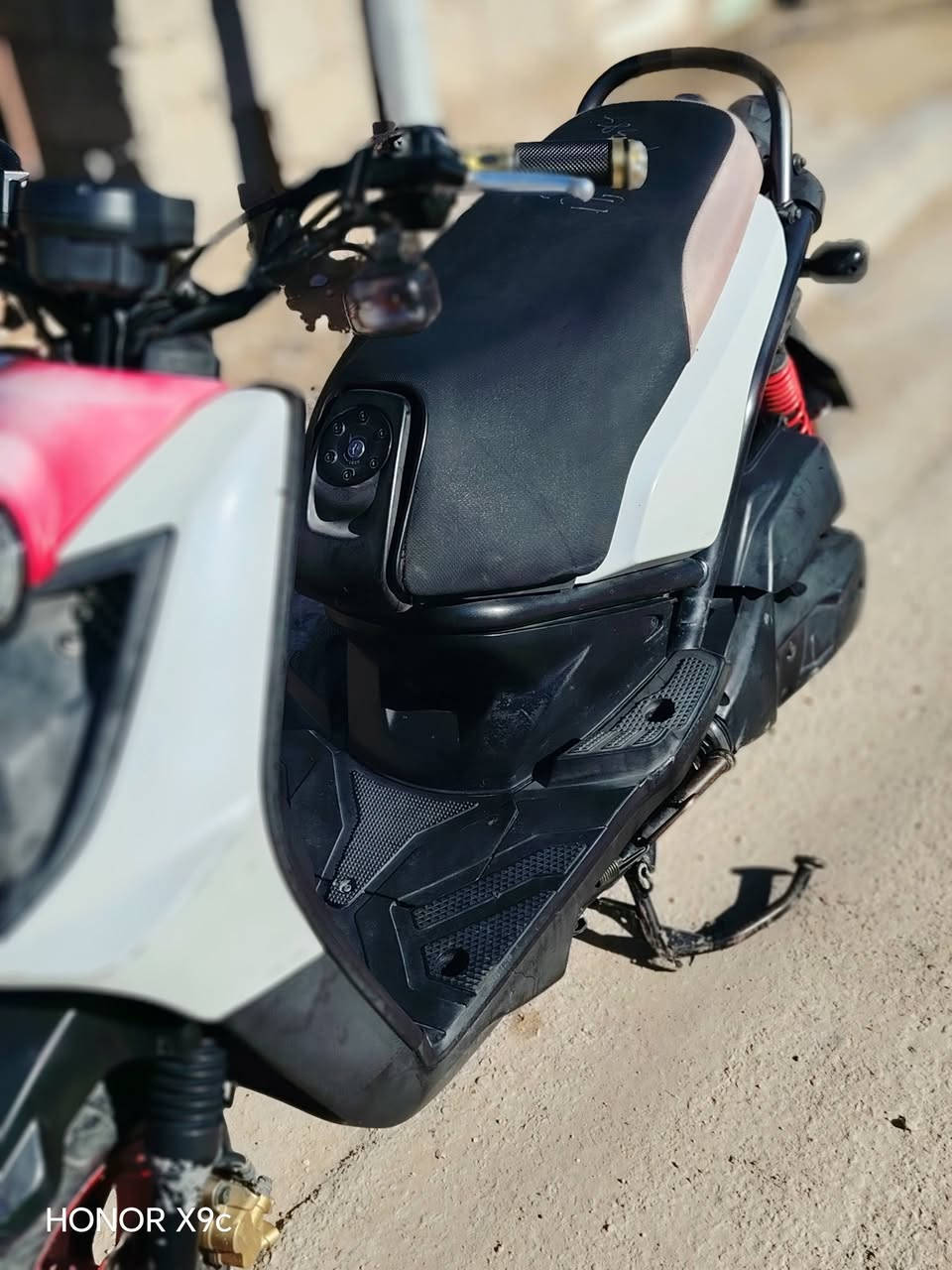 سلام عليكم سكنس جبلي. مكينه ما مفتوحه.  الصبح نكره سلف ؛ كل نقص ما بيه مثل ما موضح بل صوره أوراق كامله منفيس مكاتبه، كلشي بيه شغال كهربائيات قفل جنطه. قفل استيرن. قفل جوزه، دبلات شغاله. تايرات جديده. دهن جديد. المكان. مدينة الصدر. السعر 1.200 الرقم ***********
