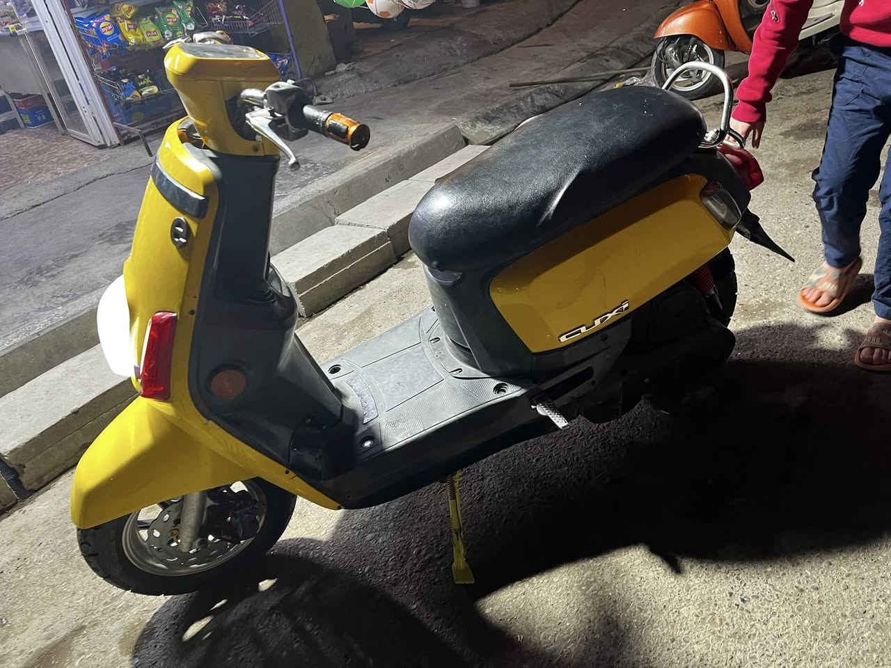 سلام عليكم دراجة بوليس للبيع موديل 2012 نوزل نكرة سلف مابيها اي نقص خير من الله دراجة مابيها نقص بس يدة الإشارة مكسورة التحويلة كلة شغال كهربائيات مكان الدراجة بعقوبة سعرها ٩٥٠ وبيها مجال 
*********** 
الاستفسار خاص او على رقم
