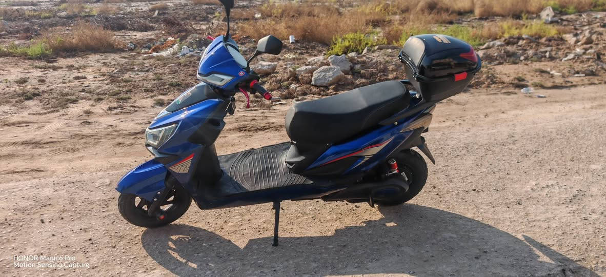 دراجة شحن سكنس ونلي موديل 2024 حجم التاير 10( 4) كير سرعة بالشاشة 90 بالويز حقيقي 80 عدد البطاريات 6 مسطرة ونلي مستوى عالي جدد شديتهن قبل حوالي اسبوعين 32 امبير و72 فولت حجم الملف 1500 تتحمل وزن لحد 160 كيلو تمشيك بالشحنة الوحدة 50 كيلو متر دبل سويج وريموت بيها ومنفذ شحن موبايل وقفل سرعة والشاشة يطلع بيها اي عطل يصير وجهاز انذار سرقة وقفل تاير يعني صعبة تنسرق او تتحرك من مكانها بدون سويج العام اخذتها بشهر ال12 ب925 الف أول وجبة نزلت بيها قفل سرعة واشارات يمين ويسار ودبل اشارة ولايت ابيض عالي ناصي وبريك دسكات امامي وخلفي كلشي بيها شغال مابيها اي نقص ووياها صندوق للاغراض هدية مع وجود مساحة تخزين واسعة بالمقعد الرئيسي مالتها الدراجة جدا قوية وخدمية واقتصادية تفيد اللي يقضي مسواكة ومشاويرة بيها عارضها 650 بيع فقط ما اراوس اللي يحب يشتري يتصل او يراسلني على هالرقم *********** ومكان الدراجة منطقة الشعب
