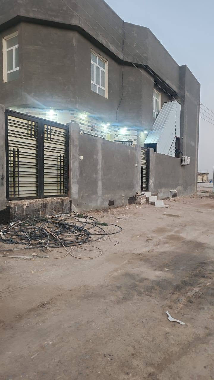 #عقار- للبيع ✅
🏠طابو صرف مساحة 200 م ركن رقم العقار ١٤٥٧ السماوة (حي الزهور)
🏠 سنة البناء 2025 درجة اولى 
📌 طابقين يتكون من ( 5 غرف+ براني+ صالة+ مطبخ حار وبارد+ مجمع صحيات عدد 3 ) 
السعر 💵 160 مليون وبي مجال قليل 
للراغبين بالشراء تواصل على الواتساب او الاتصال على الرقم التالي ***********
عنوان المكتب السماوة أم العصافير مقابل جامع الزهراء 
🔺 ملاحظة: عمولة المكتب 1٪ من البائع والمشتري غير قابلة للتفاوض 
🔺 للراغب في عرض عقاره لدى مكتبنا تواصل خاص مع ذكر تفاصيل العقار 
📌من لديه طلب شراء وجاد بالشراء سنوفر طلبه باسرع وقت ممكن من قطع ودور سكنية وهياكل ودوانم
