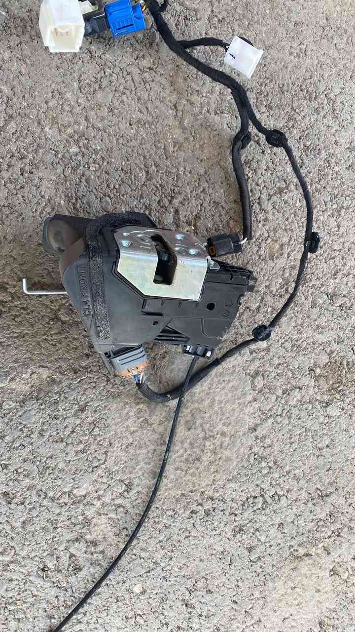 السلام عليكم
مكينه جام   وقفل باب وضفيره باب أكمله وماسكه دعاميه اماميه. ***********
