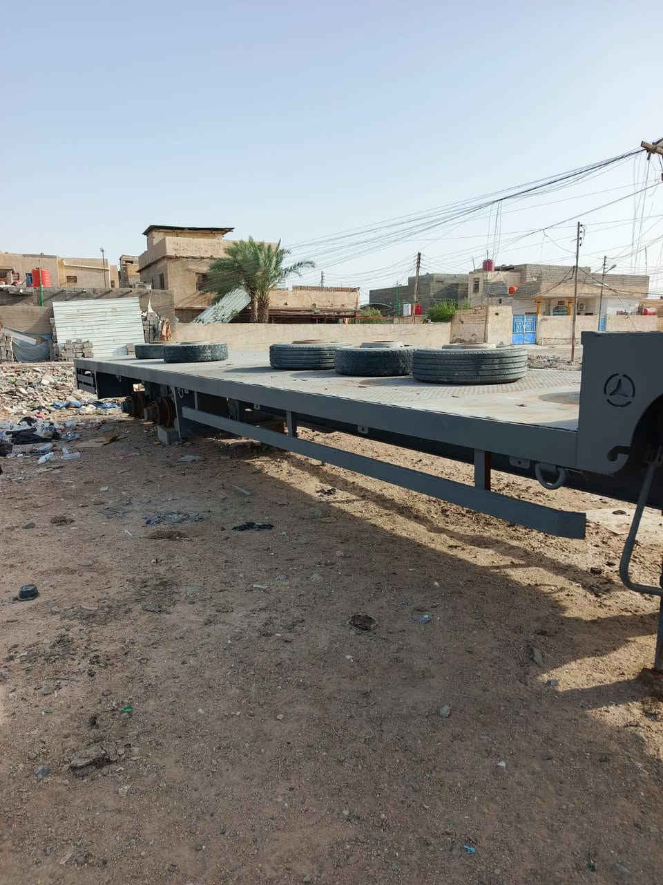 سلام عليكم عربانه لودر الطول ١٠ متر من غير الركبه ويل وتاير كامل مكاني بصرة الاستفسار ع الرقم ***********
