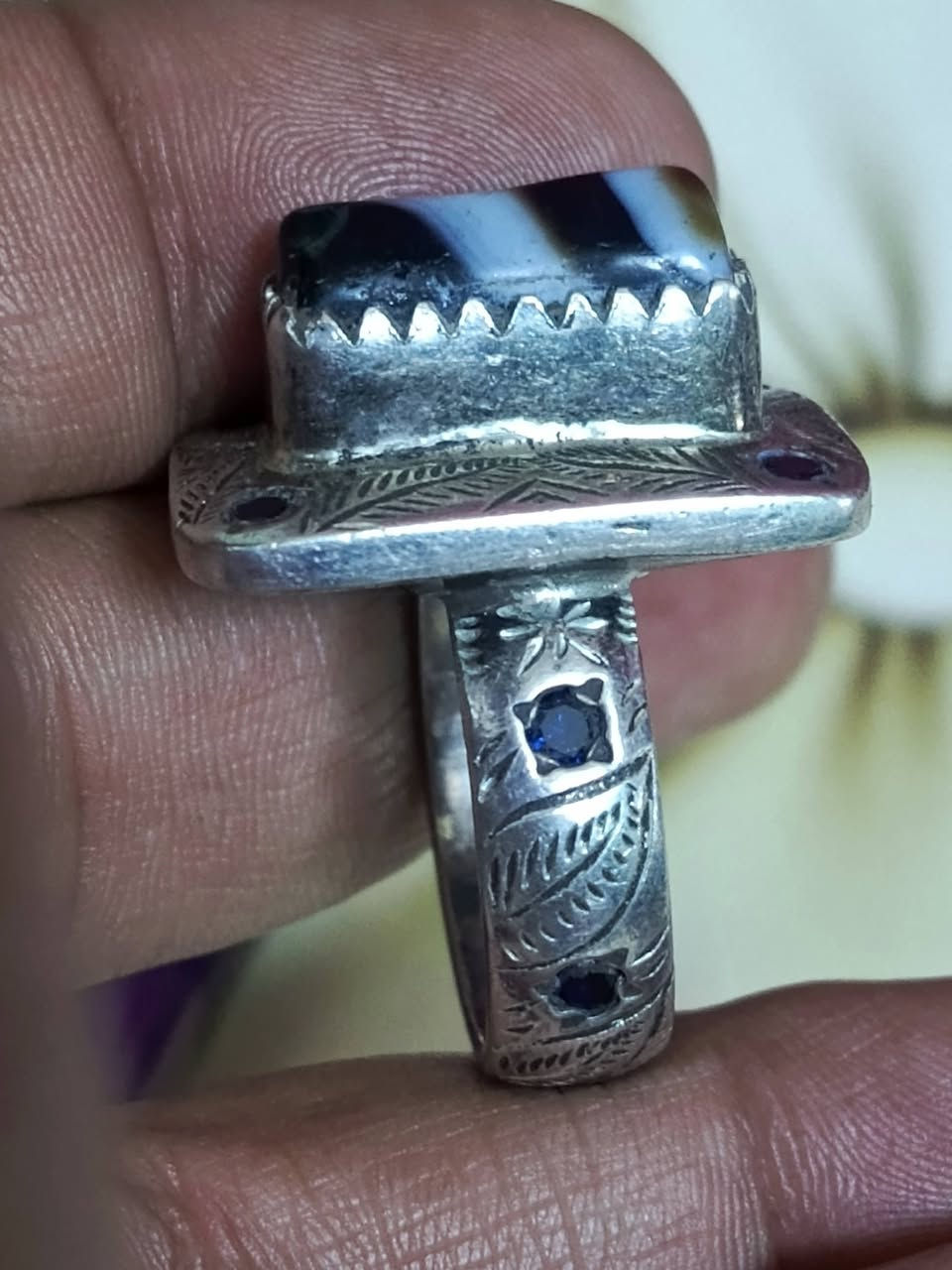 جزع بقري يماني قديم شكله 
صياغة يدويه مدينة صدر داخل 

***********
