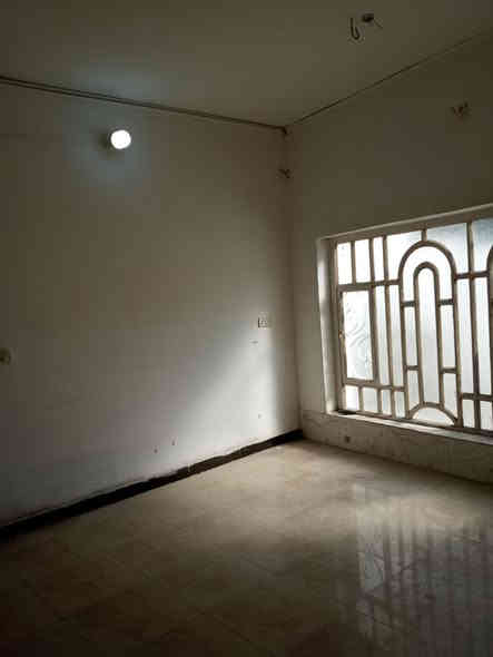 🏡 بيت للبيع أو للإيجار – بستان الحلو
الموقع: خلف أسواق المنزل وقريب جداً من شارع الأربعين
الطابو: – زراعي صرف
المساحة: 148 متر واقـع حال 150 متر
البناء: طابقين

⸻

🔹 تفاصيل البيت:
 • 3 غرف نوم
 • هولين كبار
 • منور
 • 2 صحيات
 • طارمة أمامية صغيرة
 • سطحين
 • مطبخ حار وبارد

⸻

💵 السعر للبيع: 370 مليون

💸 الإيجار: 700 ألف شهرياً

للراغبين بالشراء أو الإيجار يُرجى التواصل *********** 
***********
او زيارة المكتب خسرويه قرب الامام الحارث
