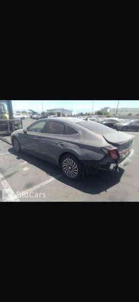 سلام عليكم للبيع او مراوس حسب القناعه 
موديل 23 هايبرد مكينه 2000 دوش سياره كفاله 
من صبغ وفتح فقط دعاميه وبدون صبغ 
مواصفات 5 رادارات تشغيل عن بعد داخل ابيض شاشه جبيره تحكمات سماعات بوس
كشنات كهرباء تبريد خلفي لايت 4 عدسات   
 سايد بريك بصمه شاحت تلفون لون (سمنتي)
تحديد مسار توفق ذاتي و اوتو هولد كير 4 وضعيات   
سياره ماشيه 33 ميل  
مكان السياره نجف 

سعر( 185 ) $$. وبيه مجال ومو غاليه سياره جديده وعلى ايد وحده وسعارهن معروفه المكفوله عن القطعه والقطعتين 
***********
