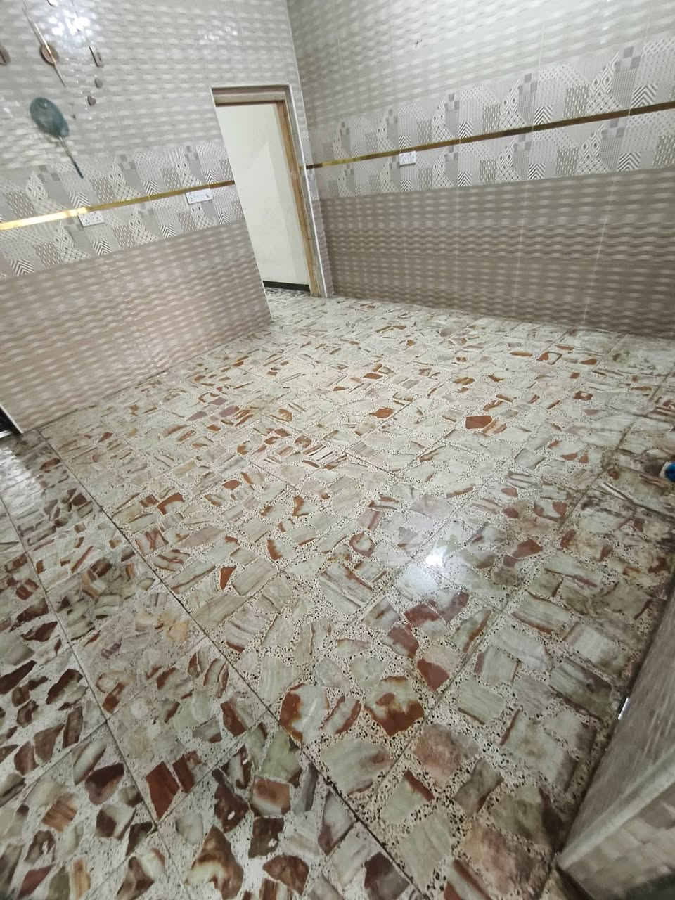 مشتملات عدد 2 واحد طابق ارضي والثاني طابق اول للإيجار في حي الغدير
📍 موقع مميز على الشارع الرابط بين حي المهندسين وحي العسكري
▪️ المساحة: 125 م²
▪️ طابق أرضي
▪️ يحتوي على:
غرفة نوم كبيرة
صالة واسعة
مطبخ
صحيات
كراج كبير يسع سيارتين
سخان وماطور مياه
💡 ملاحظة:  الطابق الثاني بنفس المواصفات تمامًا، والطابقين منفصلين، كل طابق للإيجار بشكل مستقل.
📞 للتواصل: ***********
