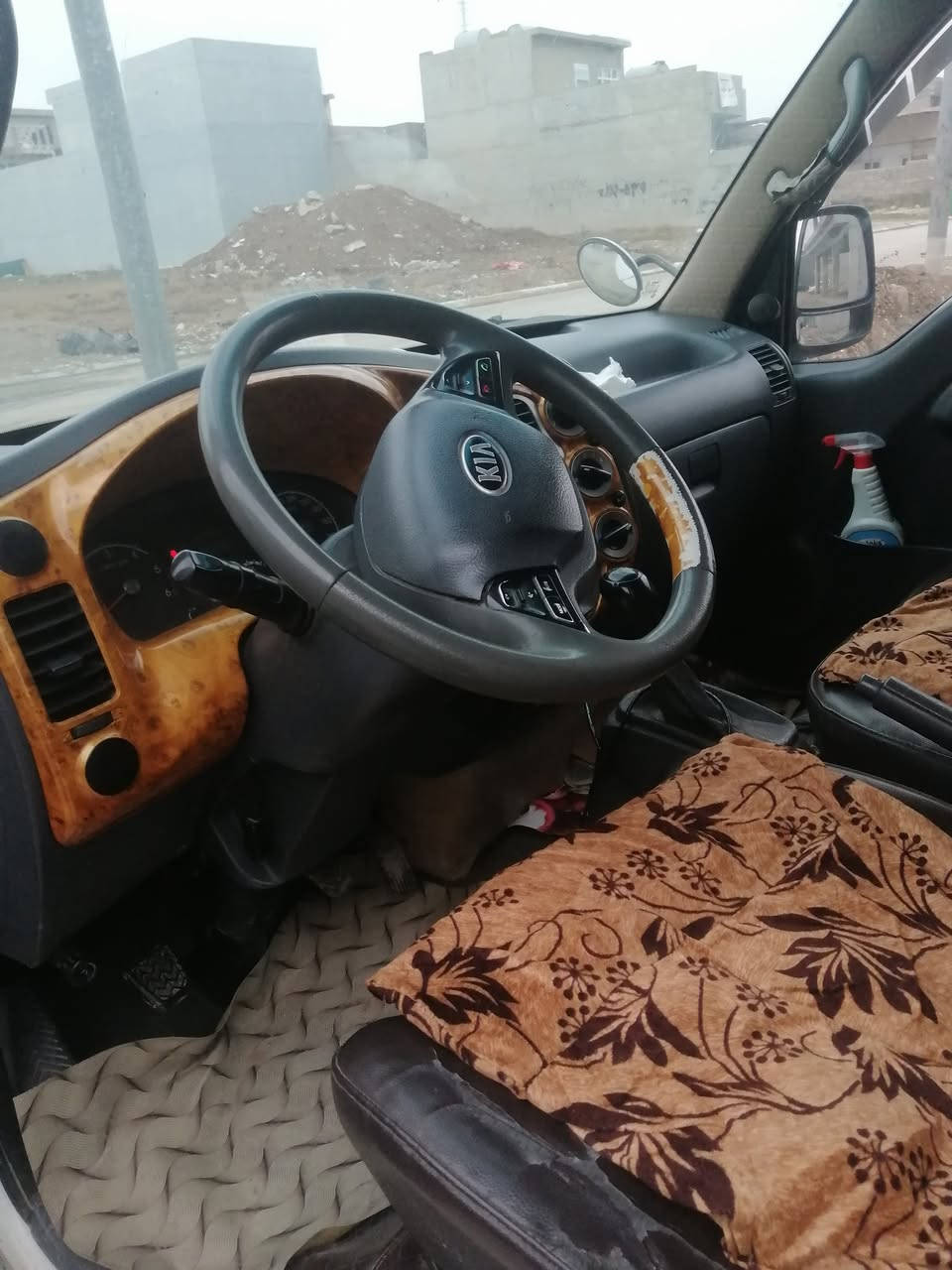 كيا 2700..رقم دهوك  مسطرة انكليزي موديل 2015.بدون صبغ. كير ومحرك شرط. فقط طخه صغيرة باب السكن موشرة بلصورة بيها حصه كاز وشرط تحويل.  بدون جادر يعني فقط الكيا للبيع. سعر 136بيها مجال قليل. ***********.
