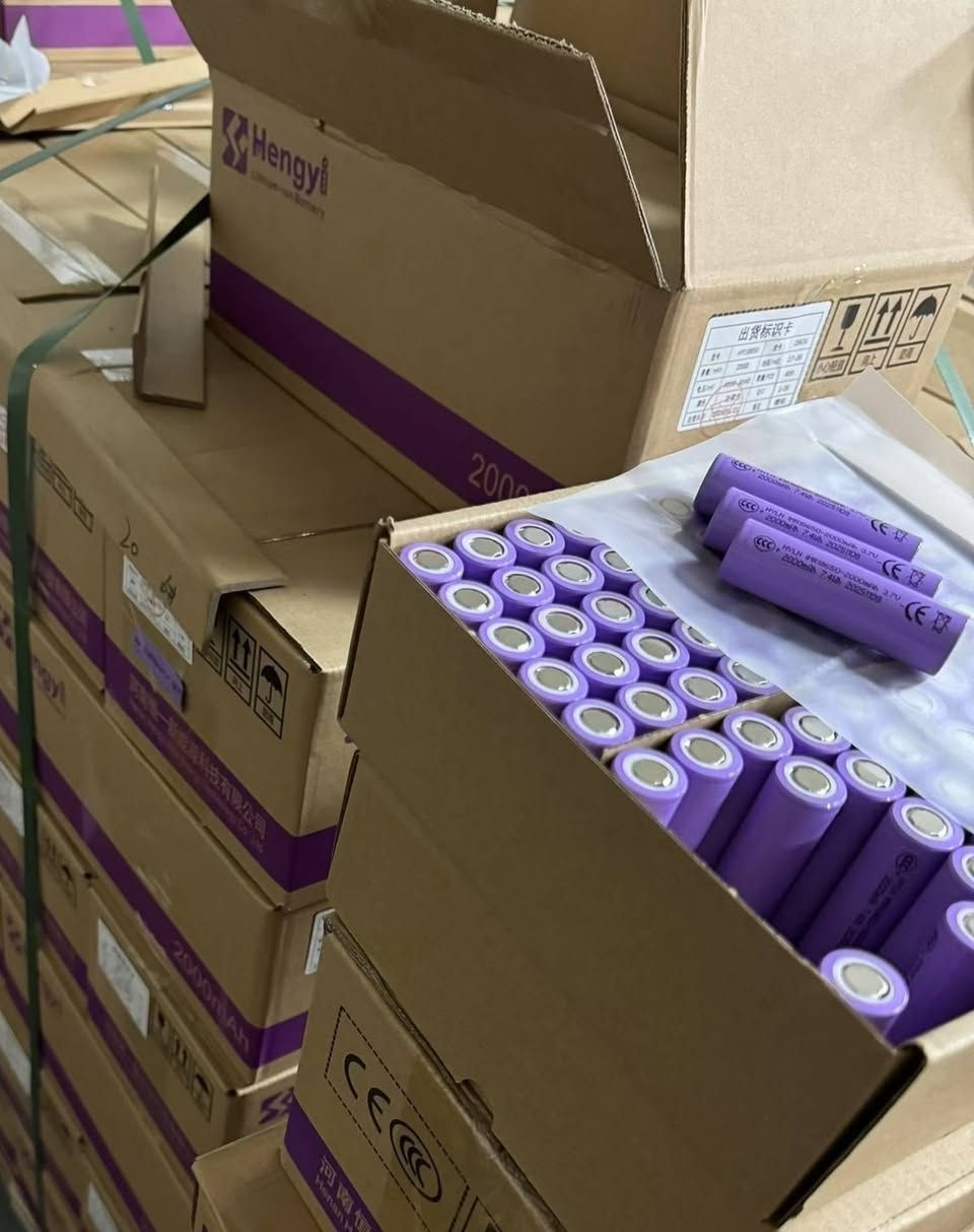 The HYLN IMR18650-2000mAh 3.7V is a high-performance Lithium-ion Manganese Rechargeable battery.IMR chemistry is inherently safer than standard Li-ion cells, offering high discharge rates, low internal resistance, and excellent thermal stability without requiring a built-in protection circuit board.Perfect for professional-grade lighting devices that demand consistent high voltage and brightness.
Tactical LED flashlights.
Searchlights and spotlights.
Headlamps for mining or outdoor exploration.
Handheld portable fan
Home solar fan
Bluetooth speaker
Cordless stick vacuum cleaners.
Robotic vacuum cleaners.
Electric mops and sweepers.


**إذا كنت صاحب هذا الإعلان وتريد حذفه لأي سبب، رجاءا أرسل رسالة إلى الدعم الفني**