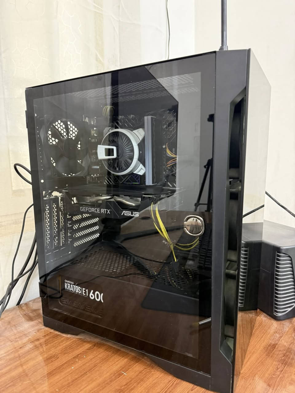 Pc للبيع السعر 
700

المعالج (CPU): Intel Core i5-12400F (الجيل الثاني عشر، 6 أنوية و12 مسار، بتردد يصل لـ 4.40GHz) - أداء جبار في الألعاب.
• كرت الشاشة (GPU): NVIDIA GeForce RTX 2060 (بذاكرة 6GB) - يدعم تقنيات الـ Ray Tracing والـ DLSS لتحسين الأداء.
• الرامات (RAM): 16GB DDR4 (قطعتين 8+8 لتفعيل خاصية Dual Channel).
• التخزين (SSD): NVMe HS-SSD-FUTUREX بسعة 1TB (1024GB) - سرعة إقلاع وتشغيل خرافية.
• نظام التشغيل: Windows 11 أصلي ومفعل.


**إذا كنت صاحب هذا الإعلان وتريد حذفه لأي سبب، رجاءا أرسل رسالة إلى الدعم الفني**