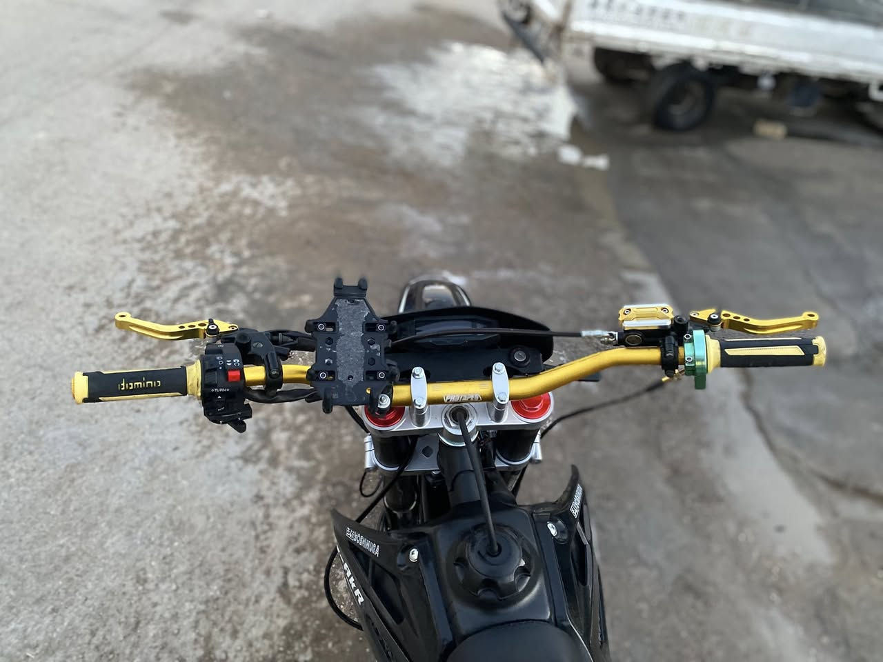 السلام عليكم عندي قفاز للبيع CRX AKR اعلى فئه بالقفاز 2025 نازله بال 2026 المحرك 300cc بس أجه 4 ولفات الدراجه كفالة عامة من كلشي ماشيه 6 الاف الدراجه بيها شلعه ومكينة جبارة وحيل قويه السعر 1550 وبيها مجال مكان بغداد كمالية ***********
