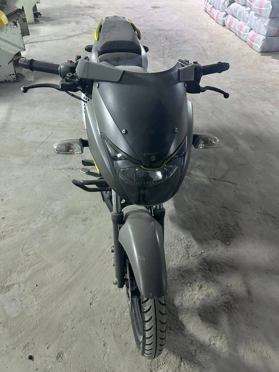 سلام عليكم شباب  للبيع هاي البولسر اخذتها قبل 3اشهر ماشيه 18 الف  ومطالع بيها ابد  دراجه جديده لدرجته انو تايرات الشركه بعدهن ممبدلات بكانها التاجي موديل 21  رقم وسنويه  با اسمي  للمعلومه دراجه مطالع بيها غير 4 مرات   وطابكها صار شهرين    ابن الحلال يقيم وياخذ.  ***********
