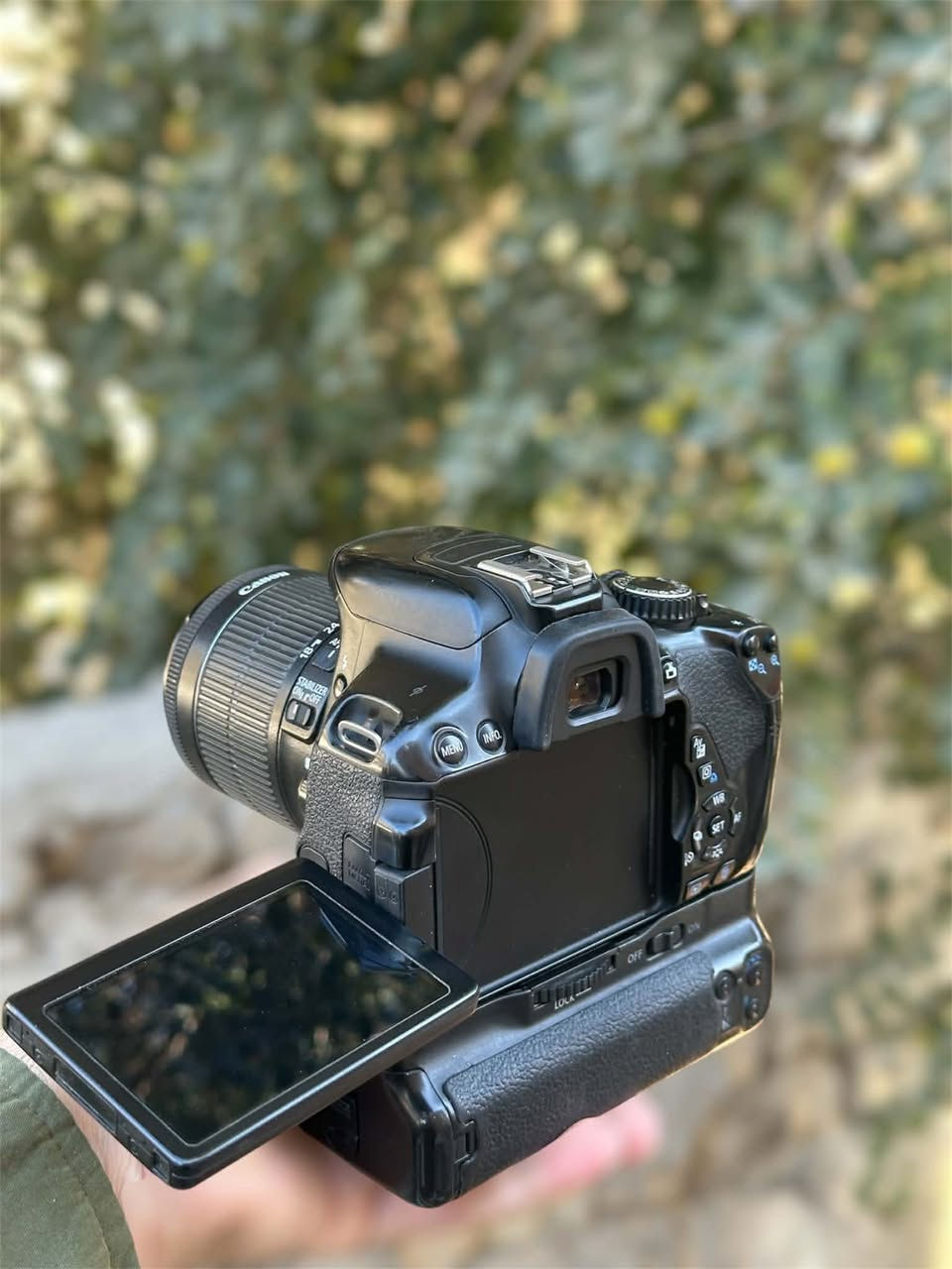 للبيع كاميرا Canon EOS 650D بحالة مرتبة ونظيفة، مناسبة للمبتدئين والمحترفين بالتصوير 📸
الكاميرا تصور صور وفيديو Full HD بجودة عالية، بيها شاشة متحركة ولمس، ودقة 18 ميگابكسل مع فوكس سريع وأداء ممتاز بالتصوير.  

🔹 المواصفات:
• دقة 18MP
• تصوير Full HD
• شاشة متحركة Touch
• تصوير متواصل 5fps
• تدعم عدسات Canon EF / EF-S
• مناسبة للتصوير الاحترافي وصناعة المحتوى  

🔸 الملحقات:
✔️ عدسة
✔️ جنطة
✔️ شاحنة
✔️ كرب/كيبل
✔️ حزام كتف
✔️ بطاريتين

الكاميرا جاهزة للاستخدام وما تحتاج أي شي ✨
الي يهمه يراسلني خاص او واتس ***********
سعرها 350 وبيها مجال
