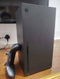 اكس بوكس سيريس x كامل ملحقات السعر ٦٠٠ الف اصدار ٢٣ شاشه كيمنك ٢٣ بوصه...