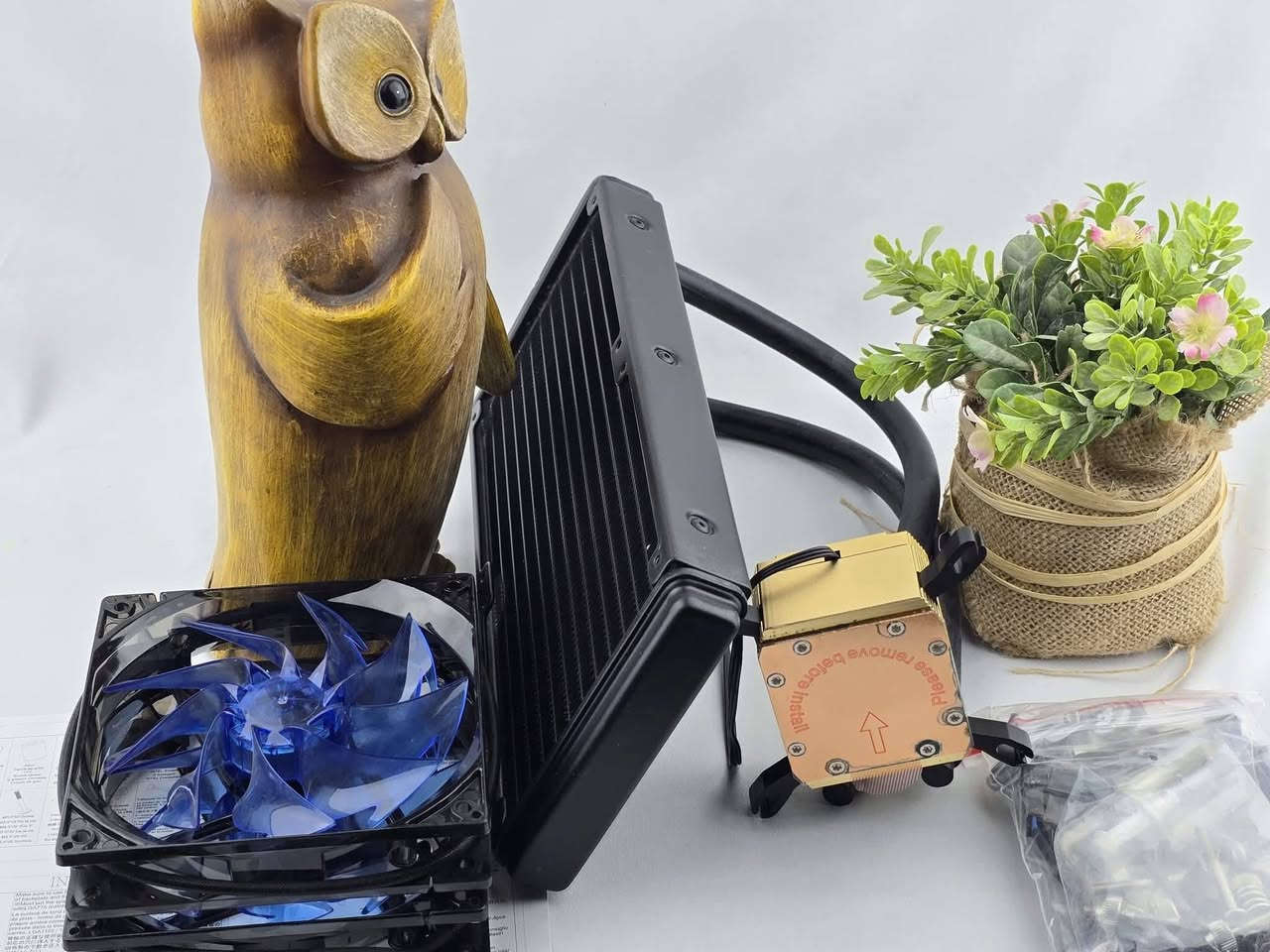 مبردات معالجات (CPU Coolers)، وتحديداً منظومات تبريد مائي مغلقة (All-In-One Liquid CPU Coolers) ومراوح تبريد من شركات صينية مخصصة للحواسب المكتبية (Desktop PCs).
​إليك تفاصيل ومميزات القطع الظاهرة في الصناديق:
​1. الصندوق العلوي: LESHP X002 (التبريد المائي)
​هذا الصندوق يحتوي على منظومة تبريد مائي متكاملة ومغلقة لمعالج الكمبيوتر (AIO Liquid Cooler)، وتتميز بالآتي:
​التوافقية العالية: تدعم المنظومة معالجات Intel و AMD على حد سواء، حيث تأتي مع قواعد تثبيت (Retention Plates) مخصصة للجهتين.
​الأداء والملفات (Radiator): تأتي بحجم مشتت ثنائي (Double Radiator) غالباً بحجم 240mm لتوفير كفاءة تبريد ممتازة لسحب الحرارة من المعالج.
​المراوح: المنظومة مجهزة بمروحتين مدمجتين تعملان بديناميكية تتراوح سرعتهما بين 1200 إلى 2500 دورة في الدقيقة (RPM) حسب ضغط العمل الحراري.
​المضخة والقاعدة: قاعدة التبريد (Waterblock) مصنوعة من النحاس النقي عالي الدقة لضمان أفضل انتقال حراري من سطح المعالج، مع مضخة تعتمد على محامل سيراميك (Ceramic bearing) لضمان عمر تشغيلي طويل وضوضاء منخفضة.
​الاعتمادية: الأنابيب المطاطية تأتي محمية ومحكمة تماماً لمنع أي تسريب للسائل (Leakless)، وهي منظومة مغلقة مسبقة التعبئة ولا تحتاج إلى صيانة أو إعادة تعبئة سائل التبريد.
​2. الصناديق السفلية: ABATAP "ICE STORM X001"
​هذه الصناديق (التي يظهر أحدها مقلوباً) مخصصة للإصدار الأصغر X001 من سلسلة عاصفة الجليد (Ice Storm) من شركة ABATAP/LESHP:
​نوع التبريد: غالباً ما يمثل هذا الموديل إما مشتت تبريد مائي أحادي (120mm AIO) بمروحة واحدة وراديتر صغير، أو مشتت هوائي احترافي مصمم للحواسب الاقتصادية والمتوسطة.
​الاستخدام: ممتاز لترقية التبريد الافتراضي (Stock Cooler) المرفق مع معالجات Intel أو AMD لتقليل درجات الحرارة وتحسين استقرار الجهاز أثناء الألعاب أو العمل المتواصل


**إذا كنت صاحب هذا الإعلان وتريد حذفه لأي سبب، رجاءا أرسل رسالة إلى الدعم الفني**