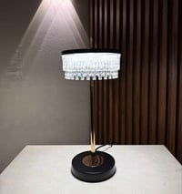 ميز تواليت • اسود ذهبي • انارة ٣ الوان