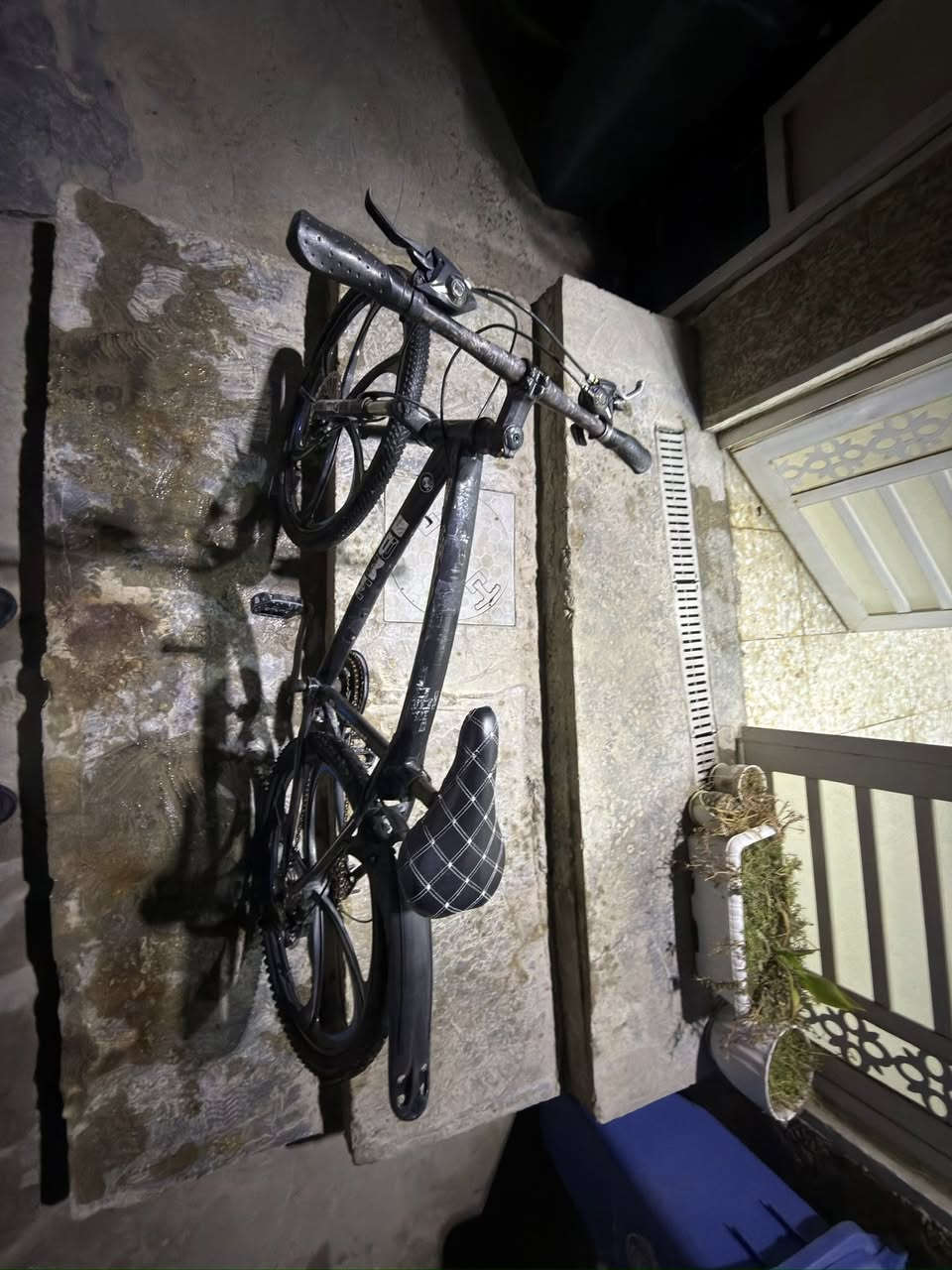 بايسكل حجم 26
مستخدم ومتروك لاكن شغال على 24 حبايه بركات تايرات زينات الكير شغال 
السعر 60 وبي مجال
مكاني بغداد الشعب
الرقم ***********
